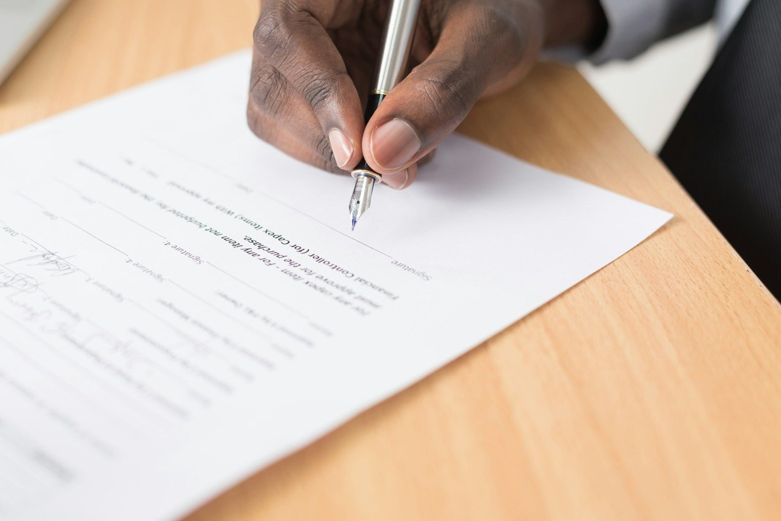 Personne signant une feuille de papier