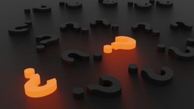 image avec des points d'interrogations noirs et oranges
