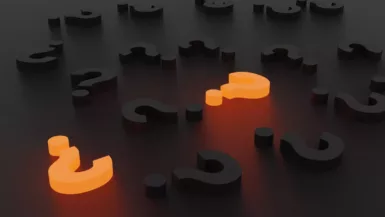 image avec des points d'interrogations noirs et oranges