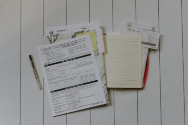 Dossiers et papiers sur une table