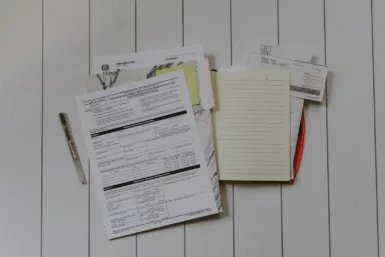 Dossiers et papiers sur une table