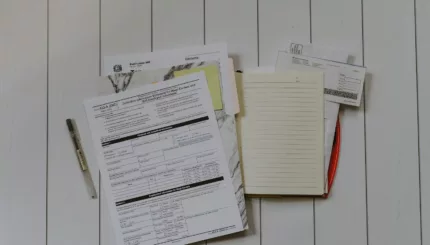 Dossiers et papiers sur une table