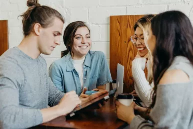 Groupe d'hommes et de femmes dans un café