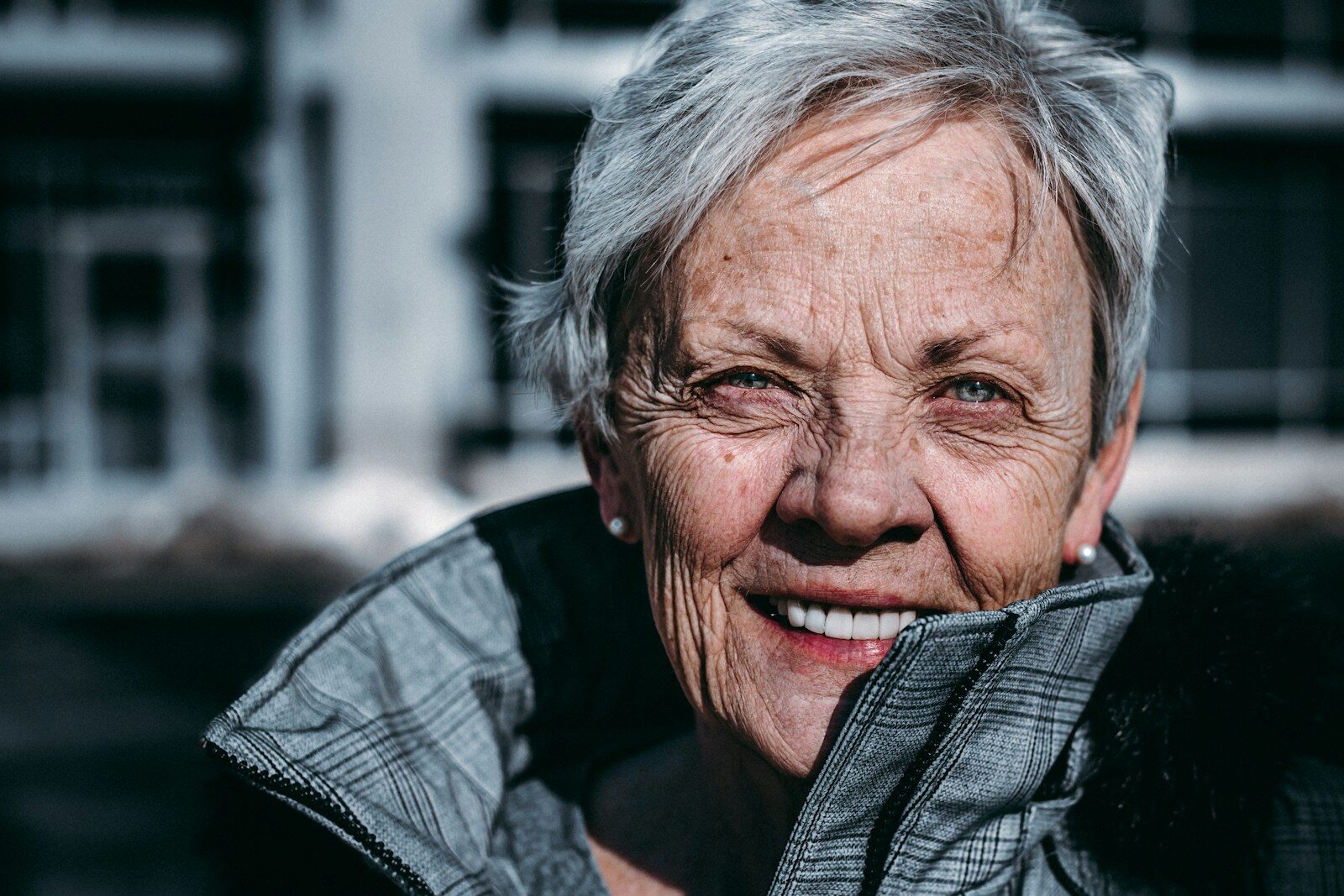 Photo en gros plan d'une femme senior