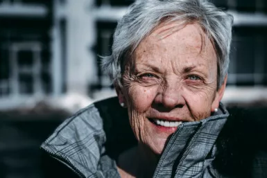 Photo en gros plan d'une femme senior