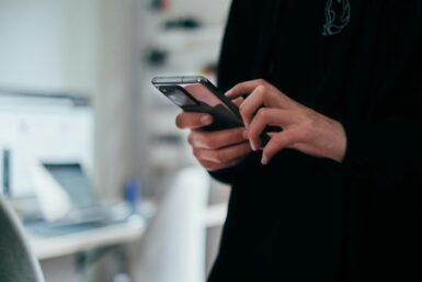 Personne sur son smartphone