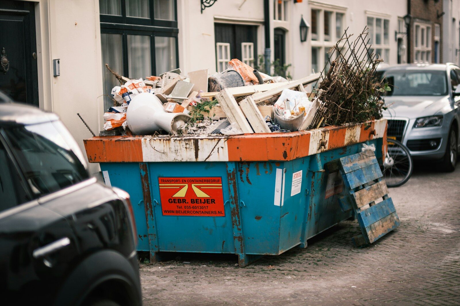Benne à gravats dans une rue