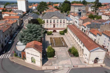 Vue aérienne sur l'Hôtel de Ville de Bressuire, l'Office de Tourisme, le Musée et la Place de l'Hôtel de Ville.