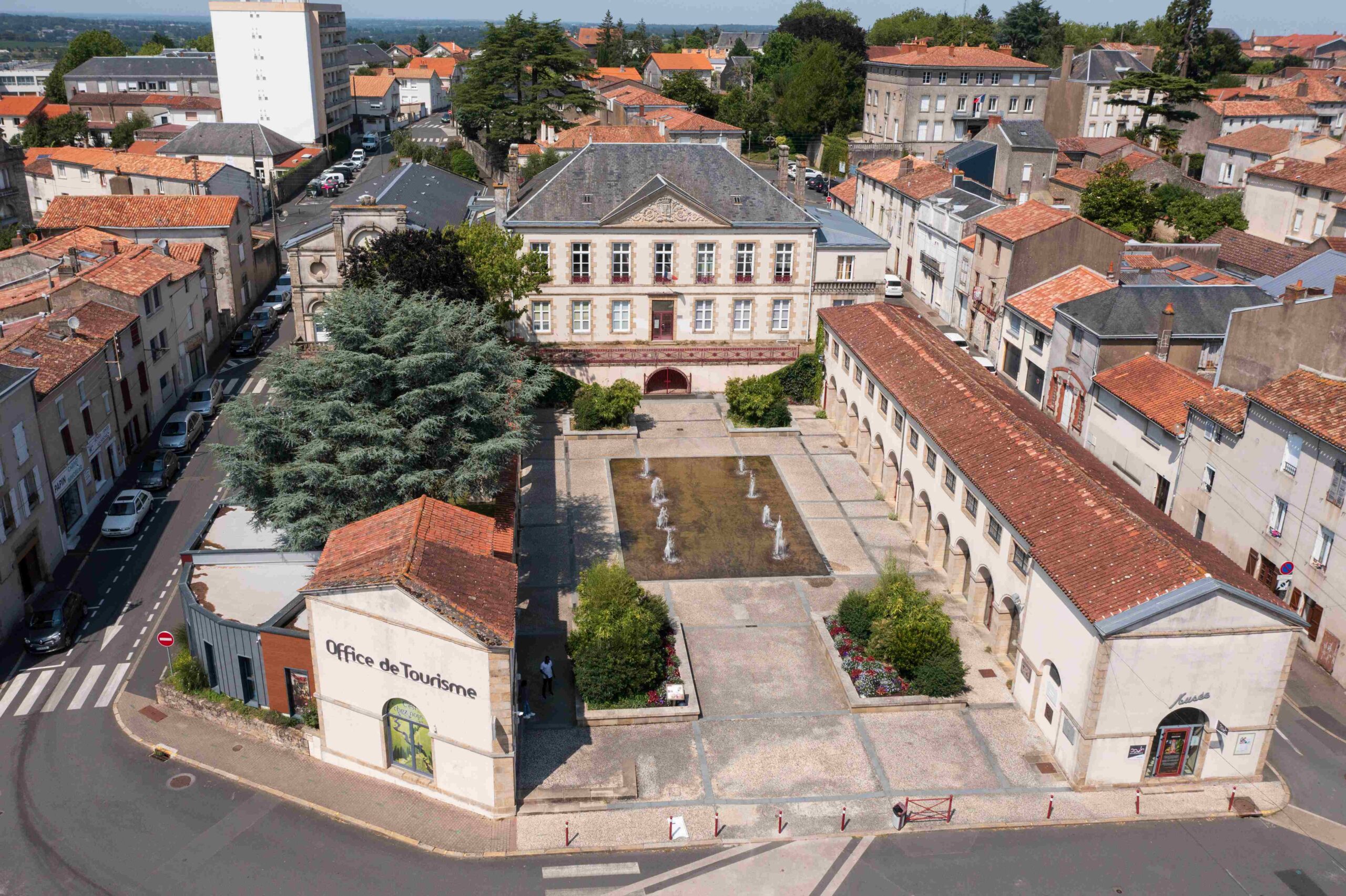 Vue aérienne sur l'Hôtel de Ville de Bressuire, l'Office de Tourisme, le Musée et la Place de l'Hôtel de Ville.