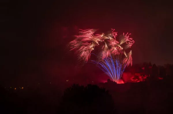 Feu d'artifice au Château de Bressuire (Décembre 2025) © M.P. Rouger